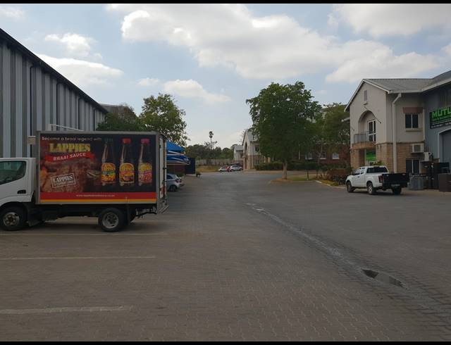 300M² WAREHOUSE SOLD IN LINBRO PARK